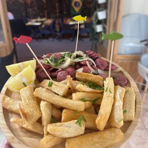 Portion de Manioc avec saucisse toscana